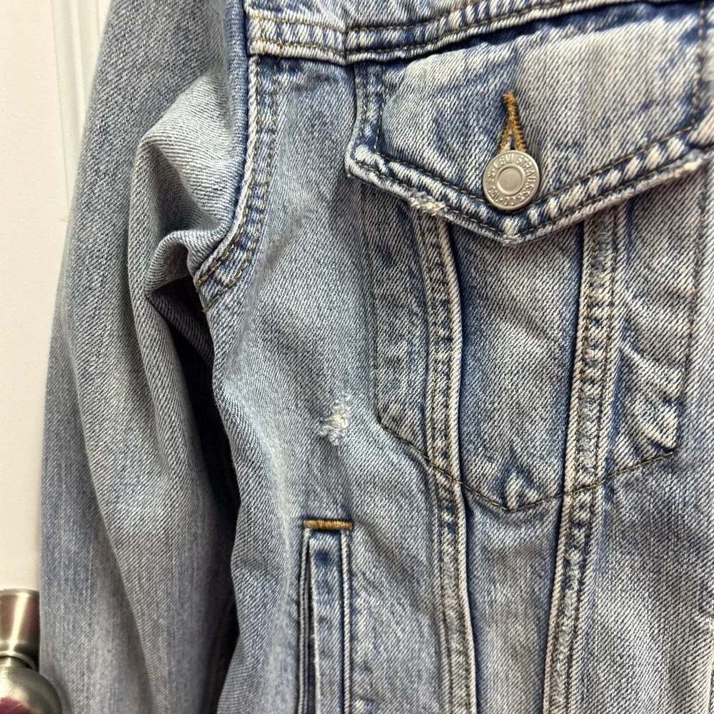 Levi's Light Stonewash Front Button Closure  Trucker Denim Jacket - Size Medium